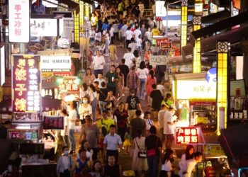 Chinese Premier urges support for street economy, carmaker responds in 2 days