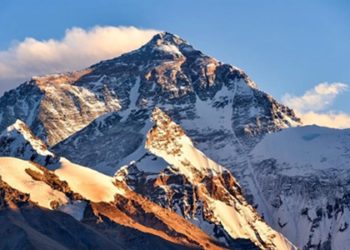 Chinese survey team reaches the summit of Mount Qomolangma