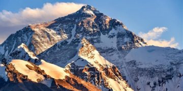 Chinese survey team reaches the summit of Mount Qomolangma