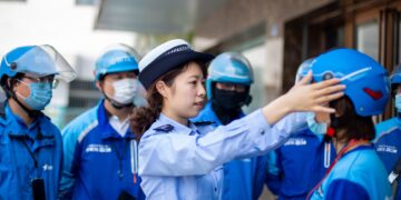 Deliverymen rush on to pursue dreams in Chinese cities