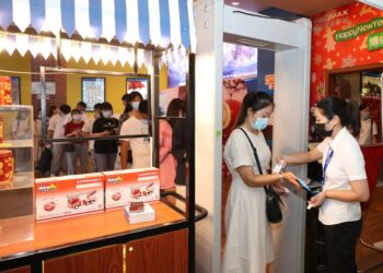 Chinese movie theaters in low-risk areas resume business