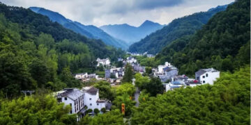 Eco-friendly rural tourism helps lift villagers in Central China out of poverty