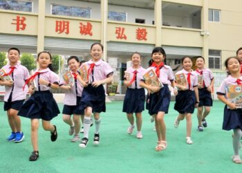 Chinese students return to school as new semester kicks off