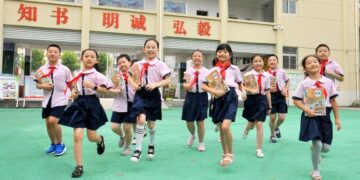 Chinese students return to school as new semester kicks off