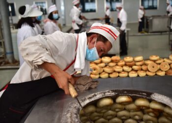 NW China’s Xinjiang pursues suitable developmentpath, helps locals become better off