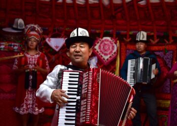 Relocated residents from Xinjiang get rid of poverty, embrace better life