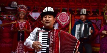 Relocated residents from Xinjiang get rid of poverty, embrace better life