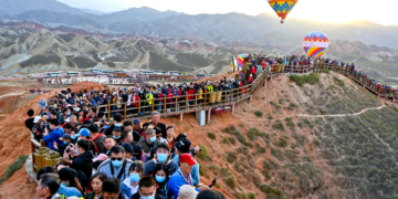 Chinese market sees better-than-expected recovery during eight-day Golden Week holiday