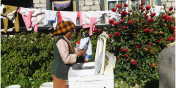 All prefectures, counties in Tibet Autonomous Region connected to State grid
