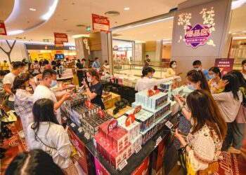 Flourishing consumer market during May Day holiday manifests exuberant vitality of Chinese economy