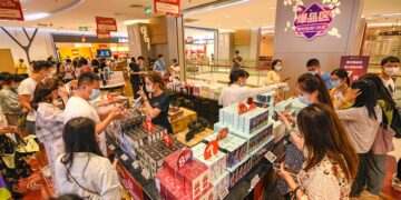 Flourishing consumer market during May Day holiday manifests exuberant vitality of Chinese economy