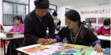 Village in Hunan province brings prosperity to farmers by developing featured painting industry