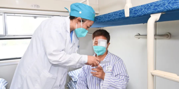 Hospital train brings brightness to cataract patients in Xinjiang