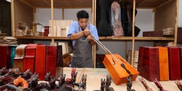 Man in Inner Mongolia leads fellow farmers to prosperity through horse-head fiddle manufacturing