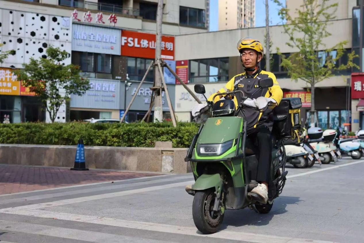 East China delivery rider redefines professional purpose