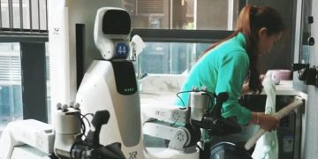 AI-powered cleaning robots team up with humans for home services