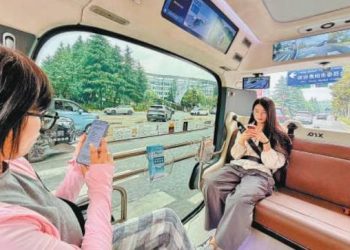 Driverless minibuses serve as mobile libraries in Guiyang, SW China
