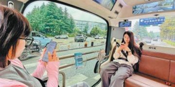 Driverless minibuses serve as mobile libraries in Guiyang, SW China