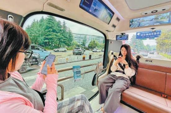 Driverless minibuses serve as mobile libraries in Guiyang, SW China